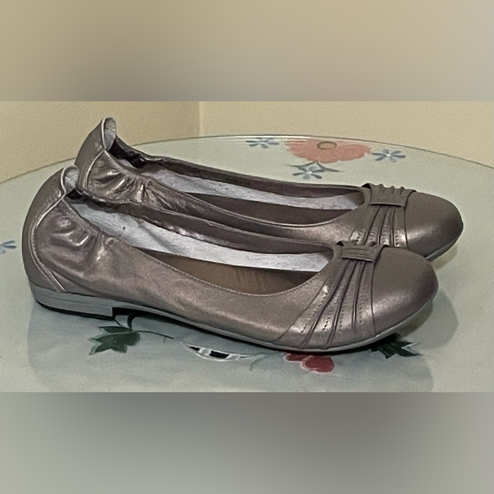 Women’s Blondo Bronze Leather Flats Size 8 W